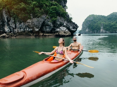 Couple-relax-on-kayak